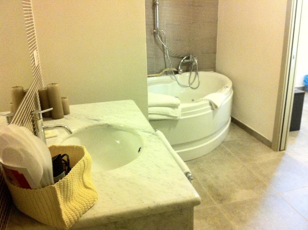 ホテルBcomfort カリアリ 部屋 写真