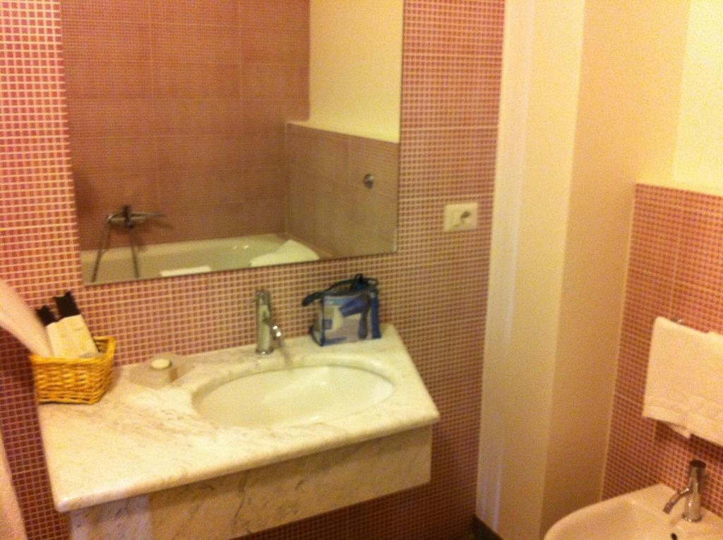 ホテルBcomfort カリアリ 部屋 写真